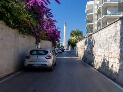 Proseguiamo per qualche metro per imbatterci, ad angolo con via del Faro, nel muro di cinta di Villa Loredana: l�unico edificio degli anni 10 esistente a San Cataldo